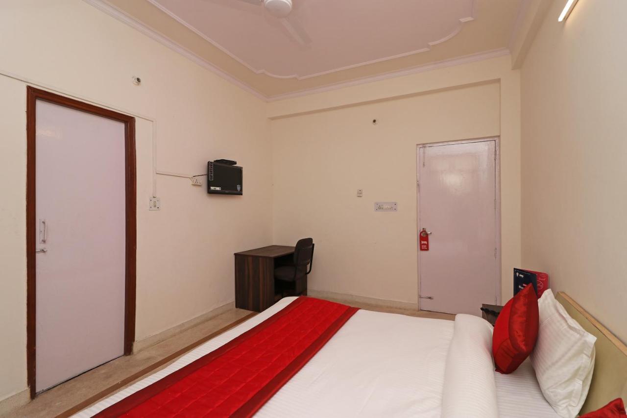 Oyo 11452 Golden Castle Lodge Indirapuram Экстерьер фото